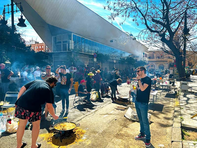 Во время праздника Лас Файяс испанцы готовят паэлью на улицах Валенсии, фото