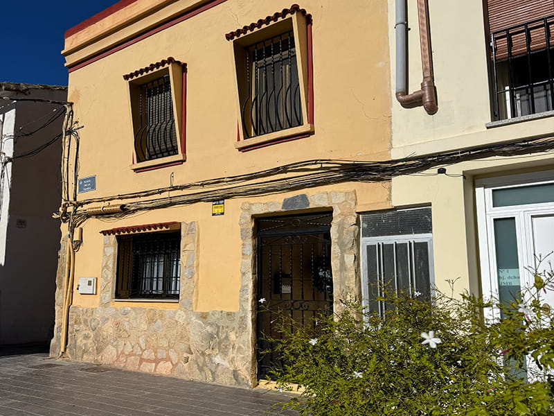 Фасад традиционного дома с решётками на окнах в районе Poblados del Oeste (Валенсия). How-To Spain