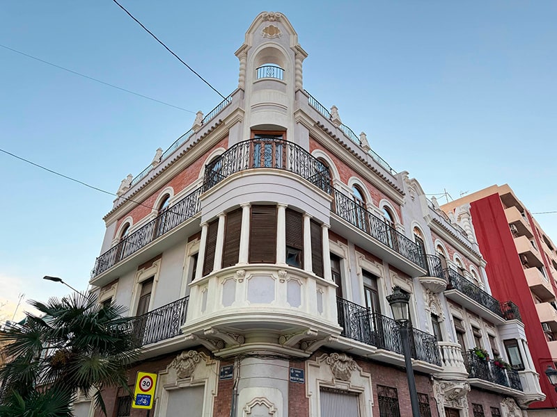 Угловой модернистский дом La Aldeana с башенкой и коваными балконами в районе Кабаньял (Валенсия).