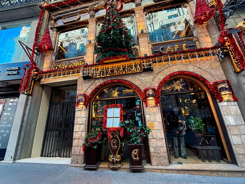 Фасад ресторана La Catedral в рождественском оформлении на улице Carrera de San Jerónimo в Мадриде