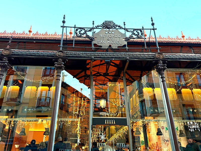 Фасад рынка Mercado de San Miguel в Мадриде, украшенный рождественской иллюминацией и гирляндами
