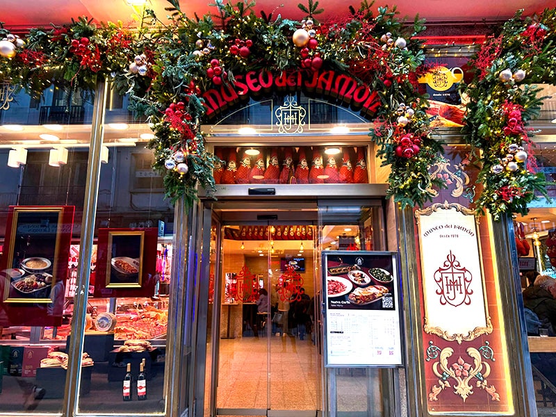 Фасад Museo del Jamón в рождественском оформлении в центре Мадрида