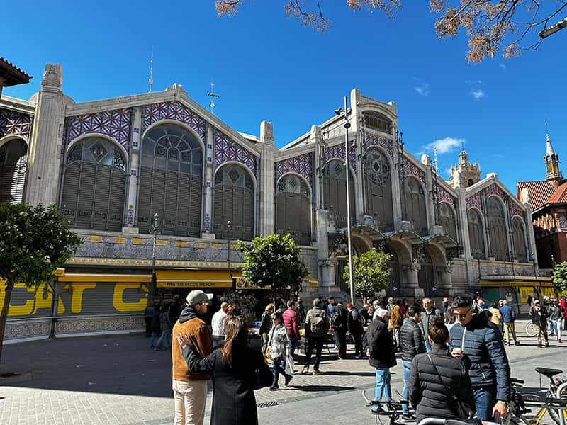 Здание Центрального Рынка в Валенсии фото