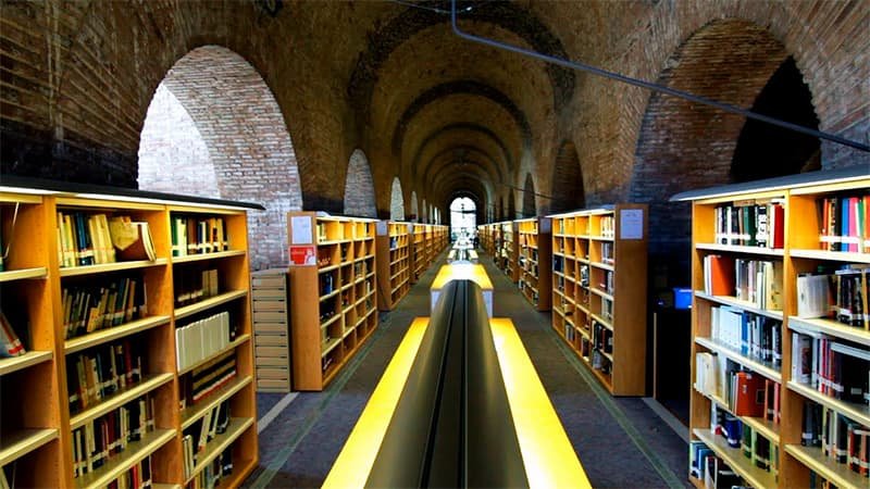 Библиотека Университета UPF Помпеу Фарба в Барселоне фото