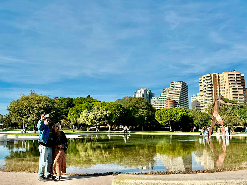 Молодая пара делает селфи в Валенсии