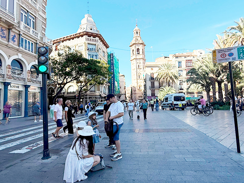 Семья на прогулке в Валенсии