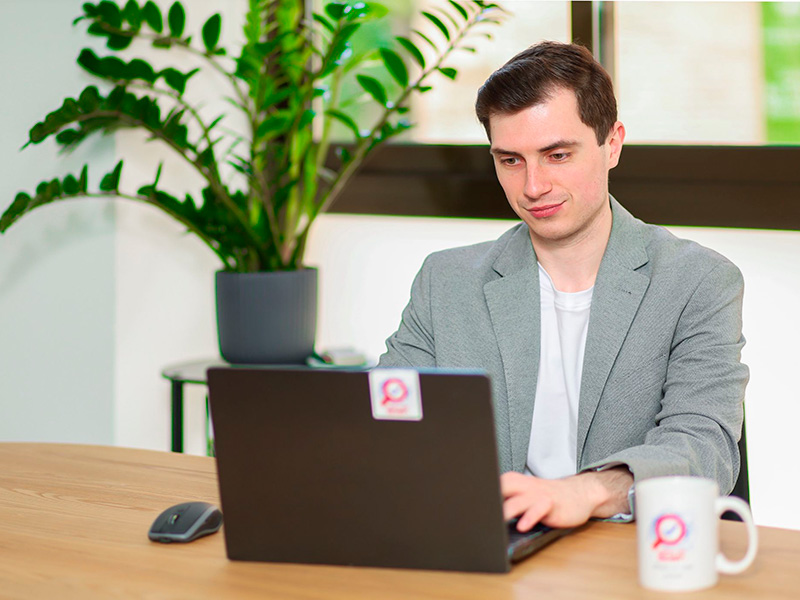 Сотрудник How To Spain за работой в офисе