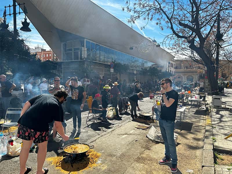 Приготовление паэльи на улицах Валенсии во время праздника Файяс, фото