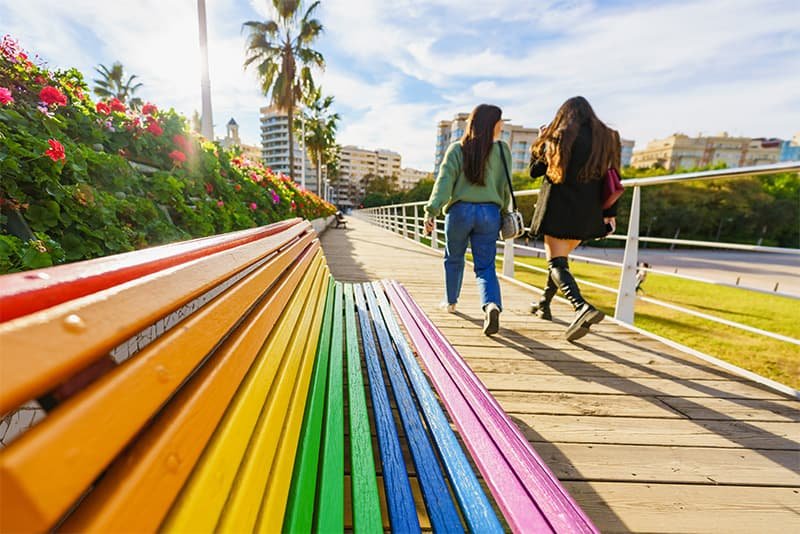 Цветные лавочки мост цветов Валенсия фото
