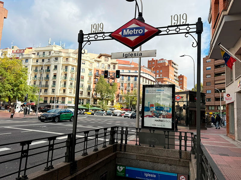 Станция метро Iglesia в районе Chamberí в Мадриде