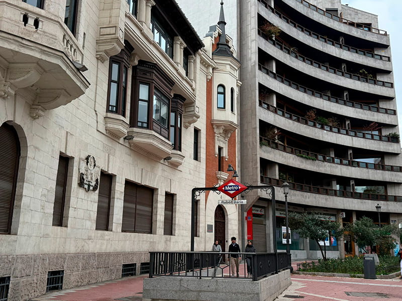 Chamberí, barrio Almagro. На фото вход в метро Rubén Darío.