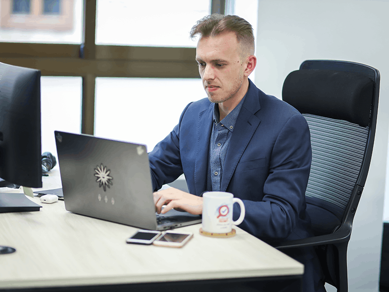 Работник в офисе How-to Spain