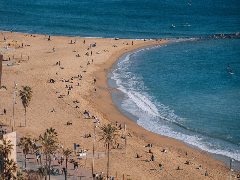 Вид на солнечный пляж в Испании