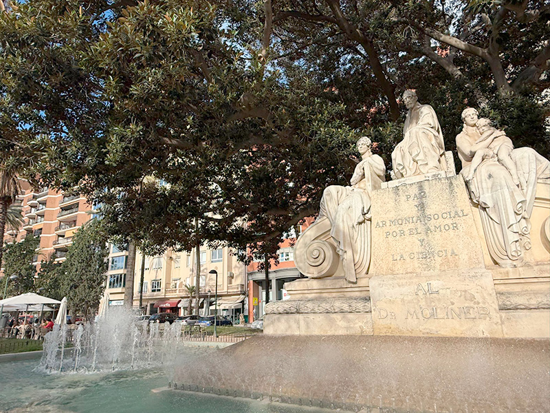 Аллея ресторанов в районе Pla del ReL