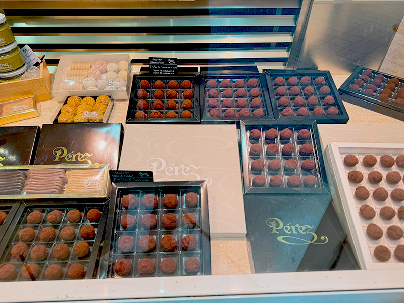 Витрина одного из кафе в Pla del Real