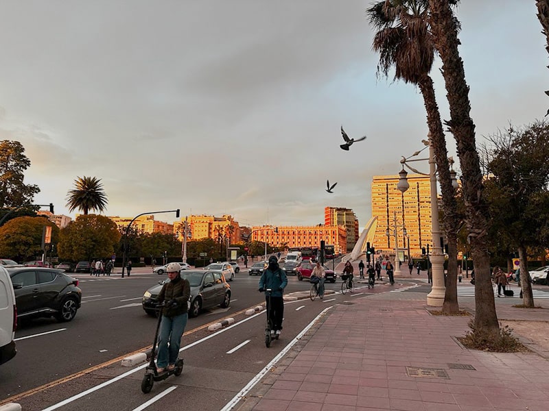 Вечерний трафик велосипедов и самокатов рядом с метро Аламеда в районе El Pla del Real в Валенсии