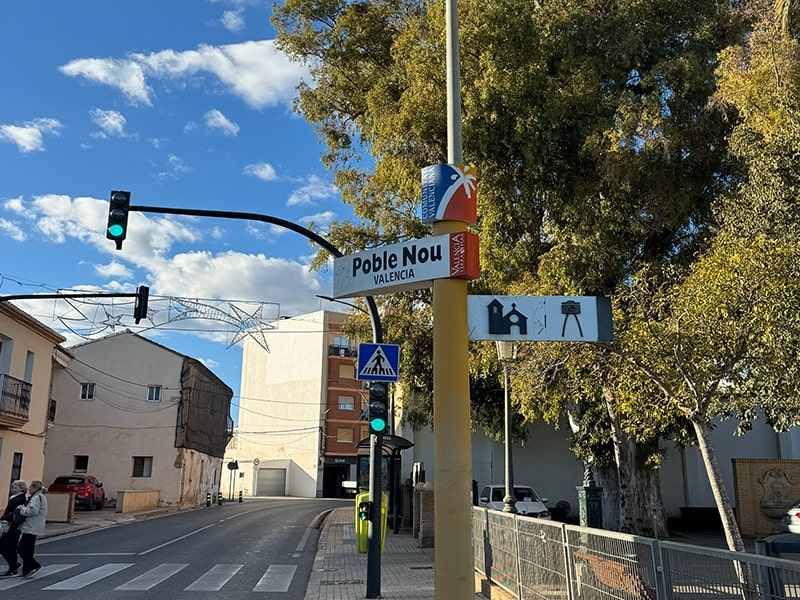 Указатель &laquo;Poble Nou Valencia&raquo; на улице деревни Poble Nou в районе Poblados del Norte в Валенсии