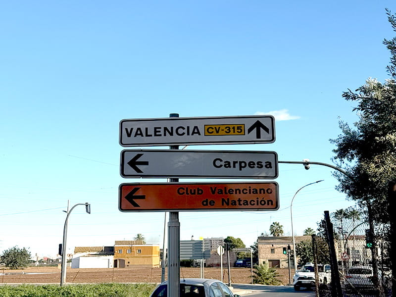 Дорожные указатели на трассе CV-315: направление на Валенсию, Carpesa и Club Valenciano de Natación.