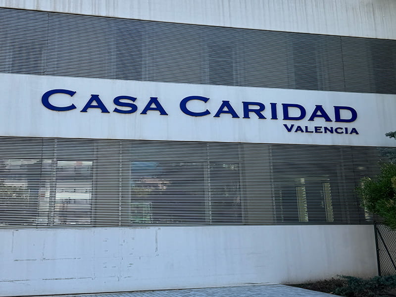 Крупный план вывески &laquo;Casa Caridad Valencia&raquo; на фасаде здания в Валенсии, Испания