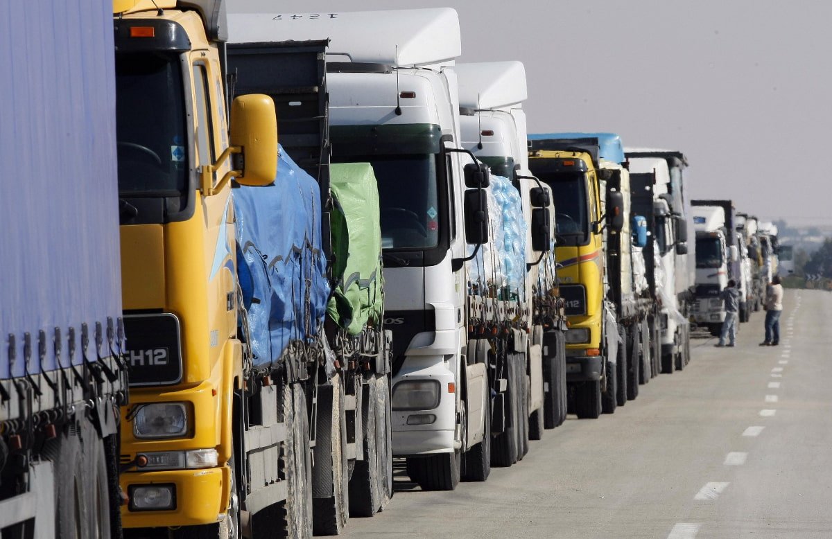 Правительство Испании согласилось снизить цены на топливо, но забастовки перевозчиков продолжаются