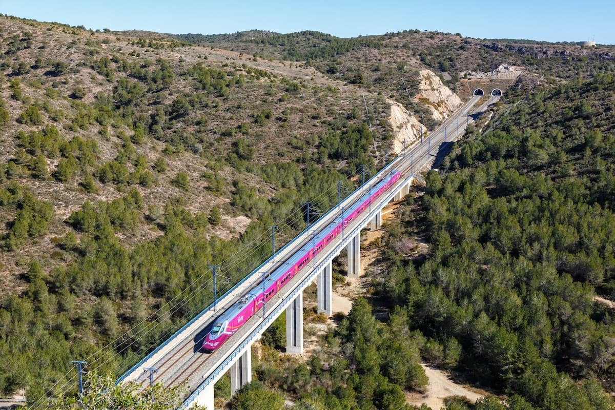 Какие города Испании получат доступ к услугам железнодорожного лоукостера Avlo в 2024 году?