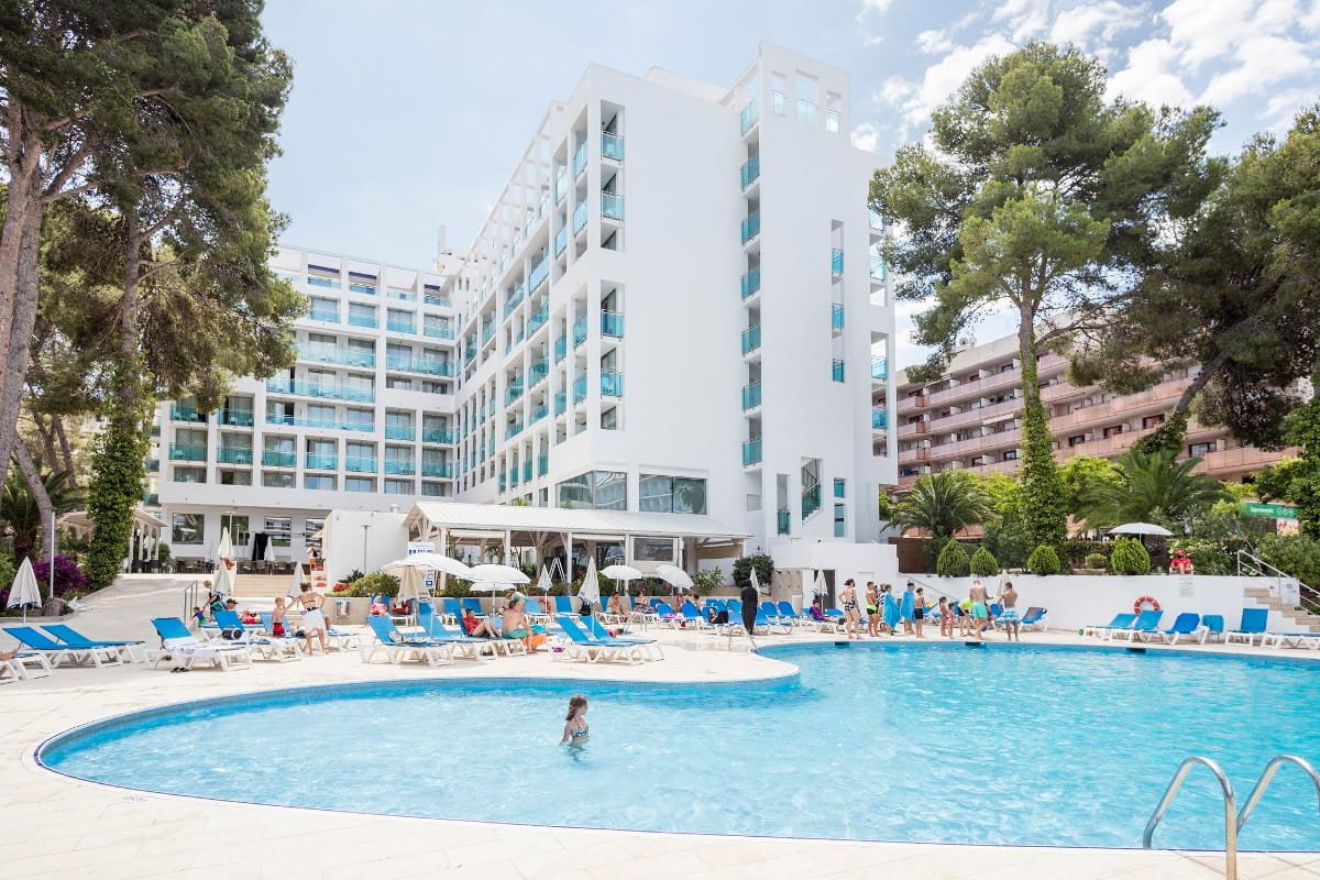 На сколько поднялись цены на размещение в отелях Испании в июне 2023?
