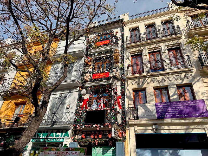 Украшенный фасад дома Papa Noel у mercado Central в Валенсии