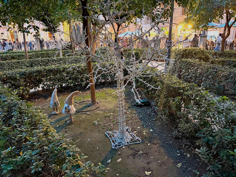 Световое дерево и гномы в саду Plaza de la Reina в Валенсии