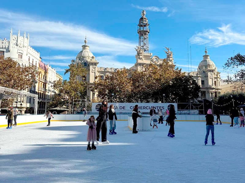 Ледовый каток на площади Ayuntamiento в Валенсии зимой