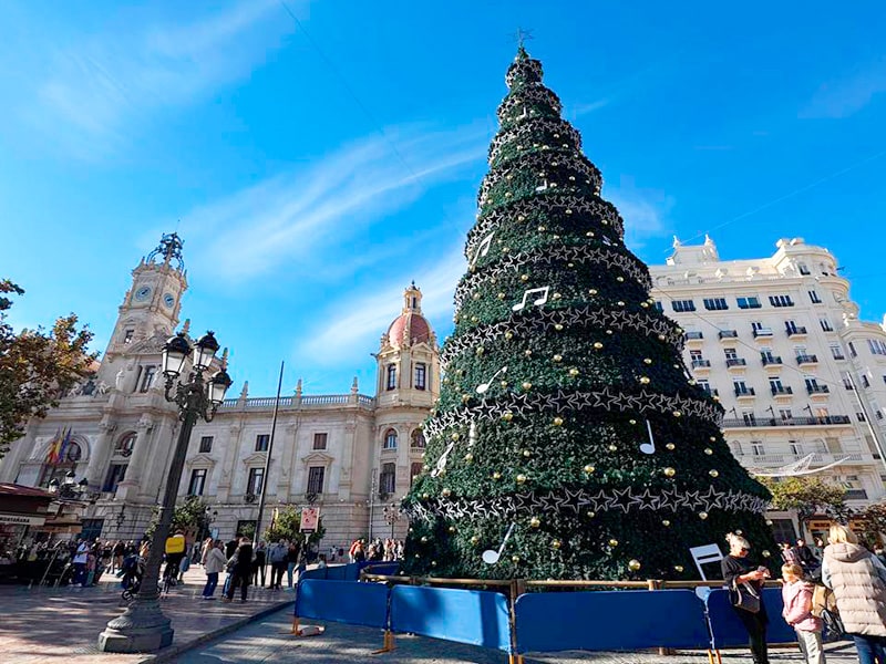 Высокая рождественская елка на площади Ayuntamiento в Валенсии
