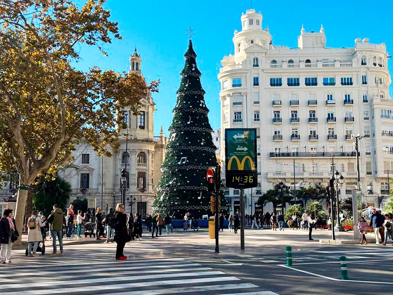 Рождественская елка на площади Ayuntamiento 