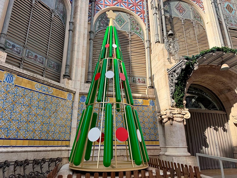 Современная зелёная рождественская ёлка у входа на Центральный рынок Валенсии