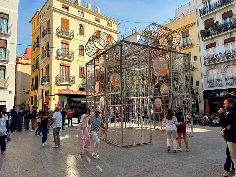 Световая инсталляция-куб с новогодней подсветкой на площади рядом с Меркадо Централь в Валенсии