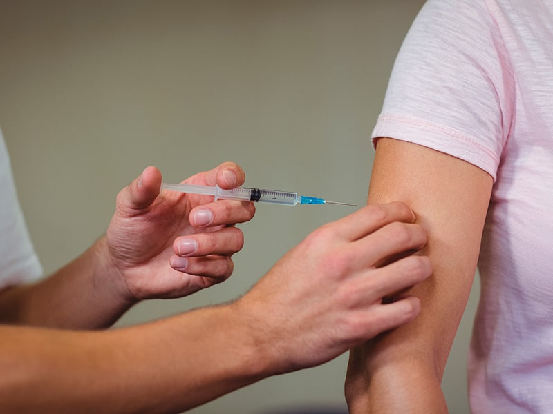 В госпитале Isabel Zendal (Мадрид) взрослых прививают от гриппа без записи