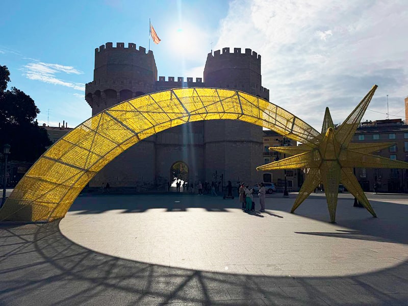 Рождественская световая комета у ворот Торрес де Серранос в Валенсии