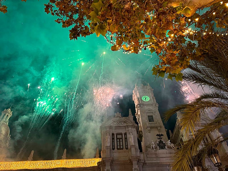Фейерверк над ратушей Валенсии