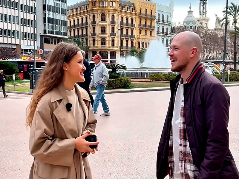 Скришот видео о стоимости жизни в Испании: ведущая разговаривает с гостем.