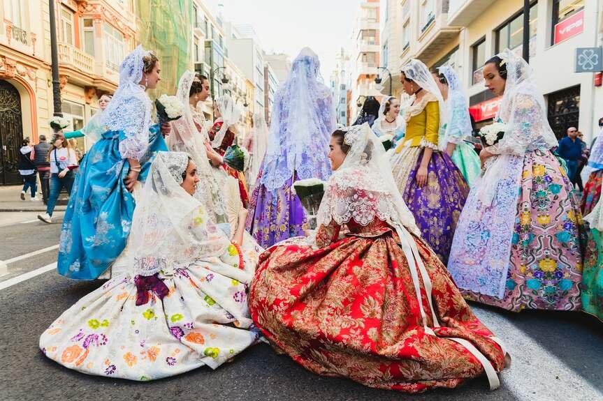 Как проходит праздник Фальяс (Las Fallas) в Валенсии: фейерверки, шествия, дискотеки на улицах и сжигание скульптур фото