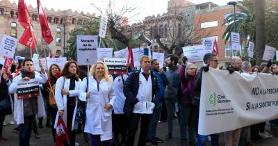 В Барселоне на протест​ы вышли​ учителя, врачи и таксисты