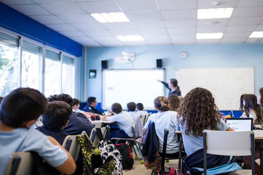 Дети на уроке в школе в Испании