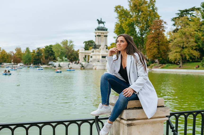 Девушка отдыхает в парке Ретиро, Мадрид