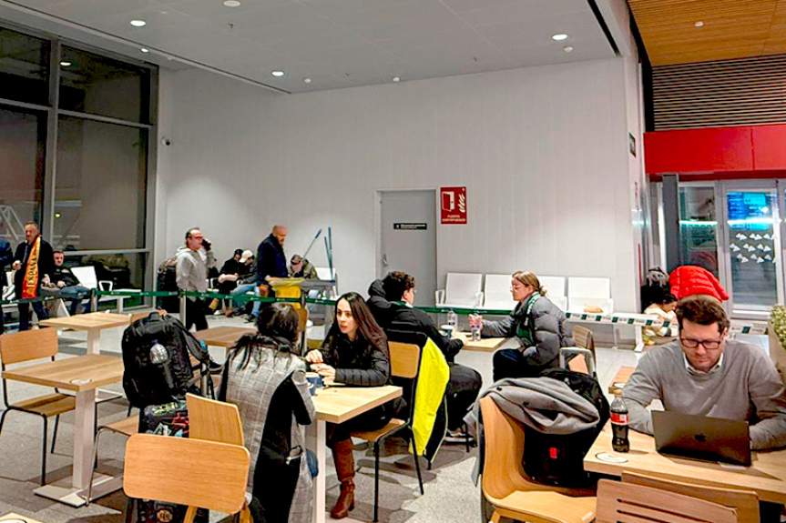 цифровой кочевник работает в кафе в Мадриде