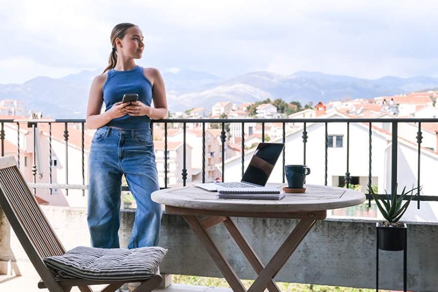 Женщина удаленщик на фоне горного пейзажа в Испании