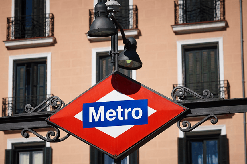 Знак метро в Мадриде
