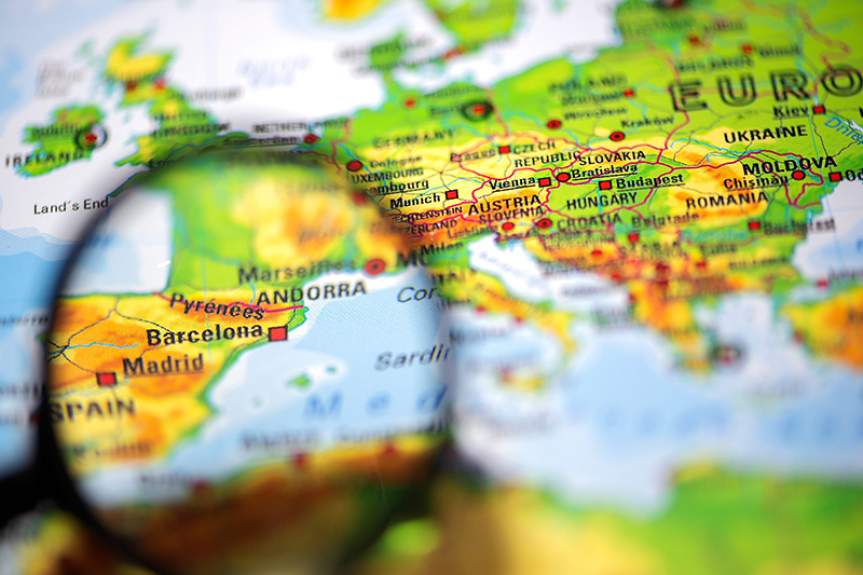 Фрагмент карты с Испанией под увеличительным стеклом