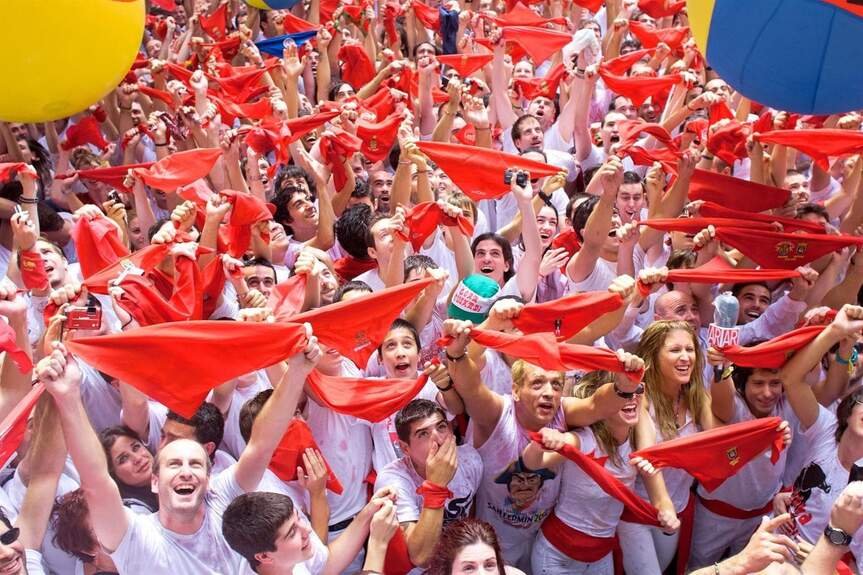 Июльский праздник в Памплоне: бег с быками по улицам города, фейерверки, парады и развлечения на любой вкус фото