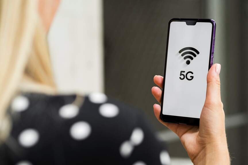 5G сеть девушка с телефоном