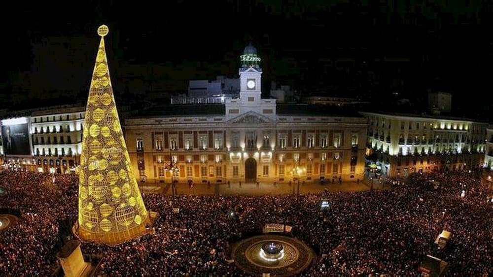 Площадь Puerta del Sol в Мадриде в Новый Год