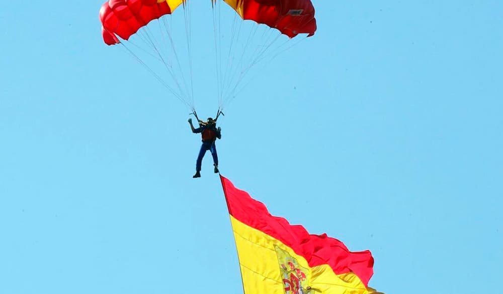 Парашютист с испанским флагом