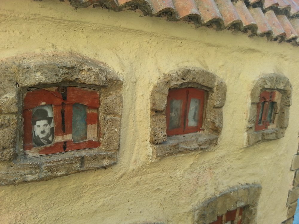 Чарли Чаплин в окне кошкиного дома в Ввленсии